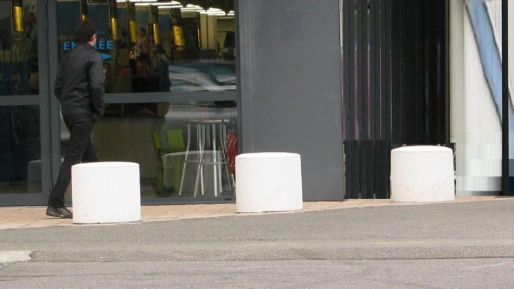 Borne cylindrique béton peint blanc